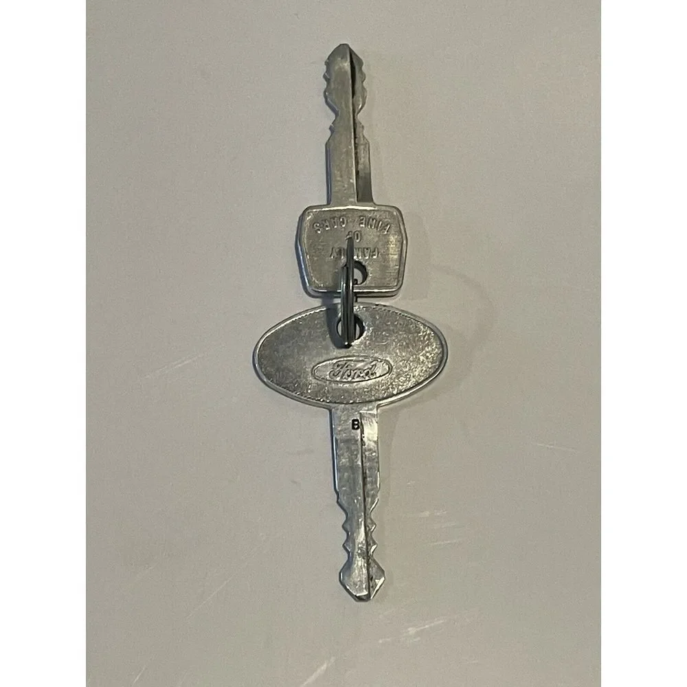 Ford Family of Fine Cars Keys Ignition & Door Keys‎ Set Of 2 Vintage Collectible